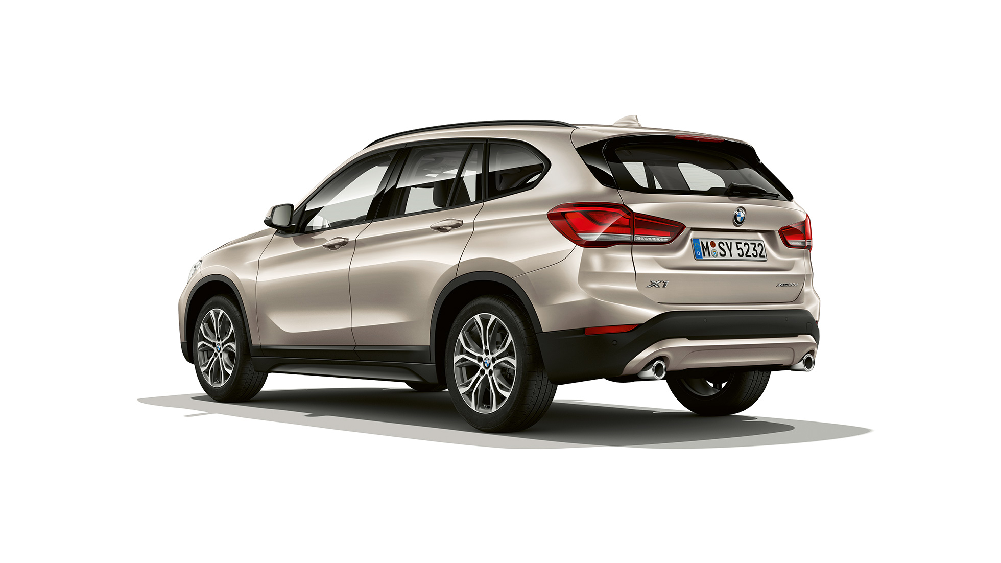 BMW X1 SUV, версия Advantage: вид сзади с поворотом в три четверти F48 BMW X1 SUV, версия Advantage: вид спереди с поворотом в три четверти, студийная фотография F48