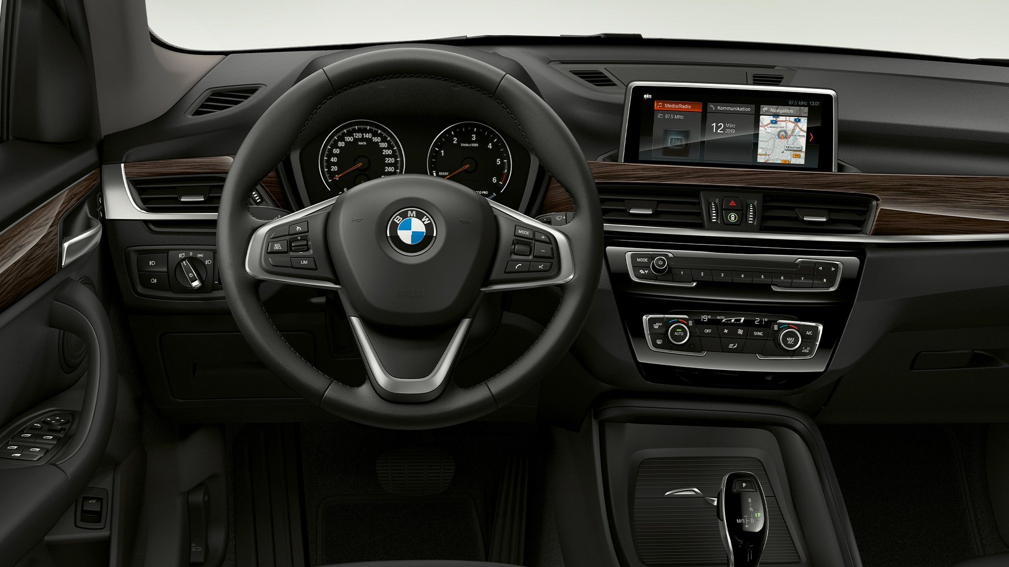 BMW X1 SUV, версия Advantage: интерьер F48 BMW X1 SUV, версия Advantage, фотография интерьера с акцентом на кокпит F48