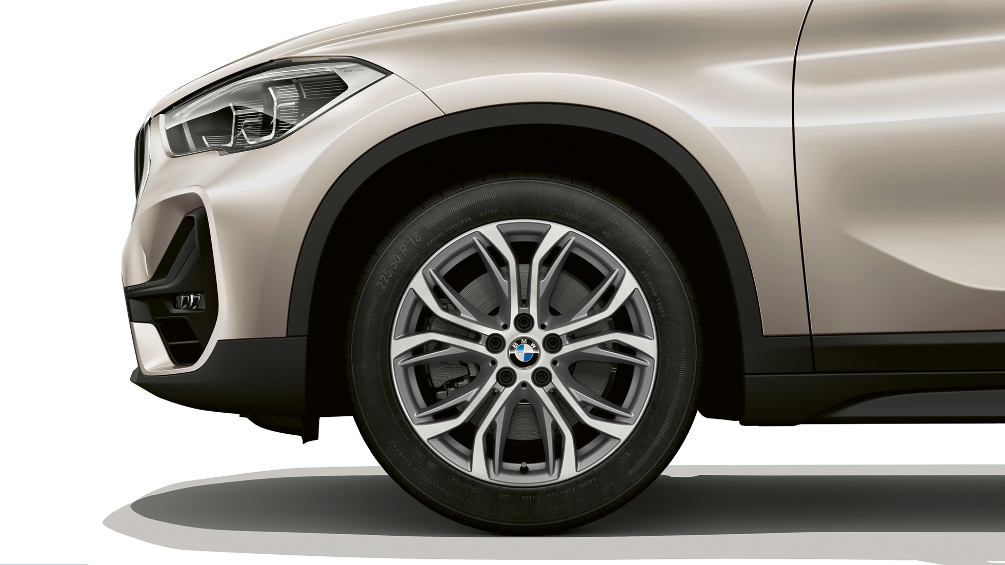 BMW X1 SUV, версия Advantage: легкосплавный диск F48 BMW X1 SUV, версия Advantage: вид сбоку, крупный план легкосплавного диска F48