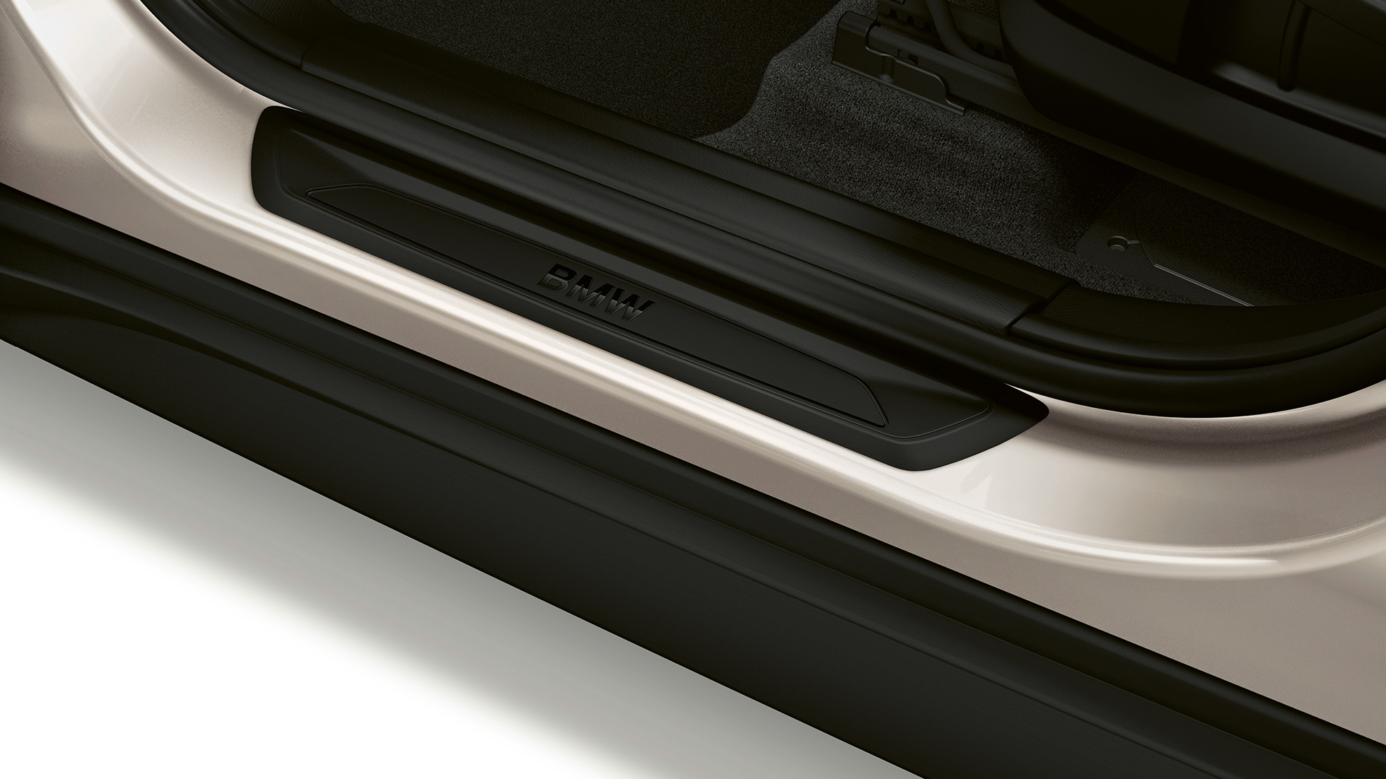 BMW X1 SUV, версия Advantage: порог F48 BMW X1 SUV, версия Advantage: вид сбоку, крупный план порога F48