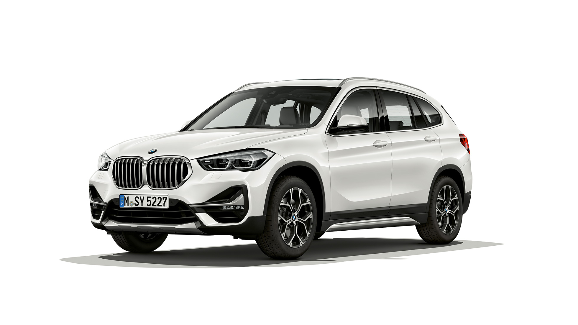 BMW X1 SUV, версия xLine: вид спереди с поворотом в три четверти F48 BMW X1 SUV, версия xLine: вид спереди с поворотом в три четверти, студийная фотография F48