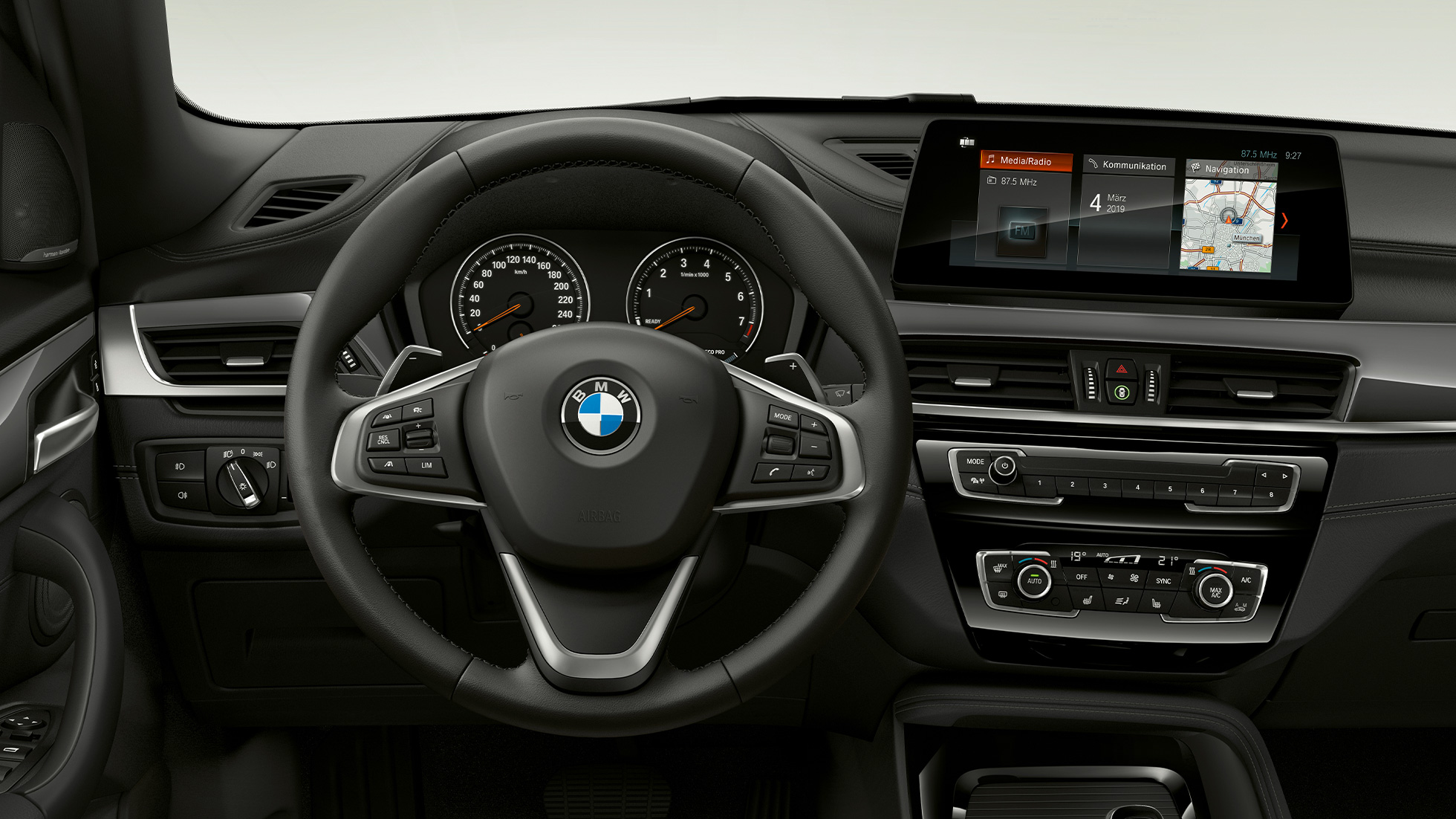 BMW X1 SUV, версия xLine: интерьер F48 BMW X1 SUV, версия xLine: фотография интерьера с акцентом на кокпит F48