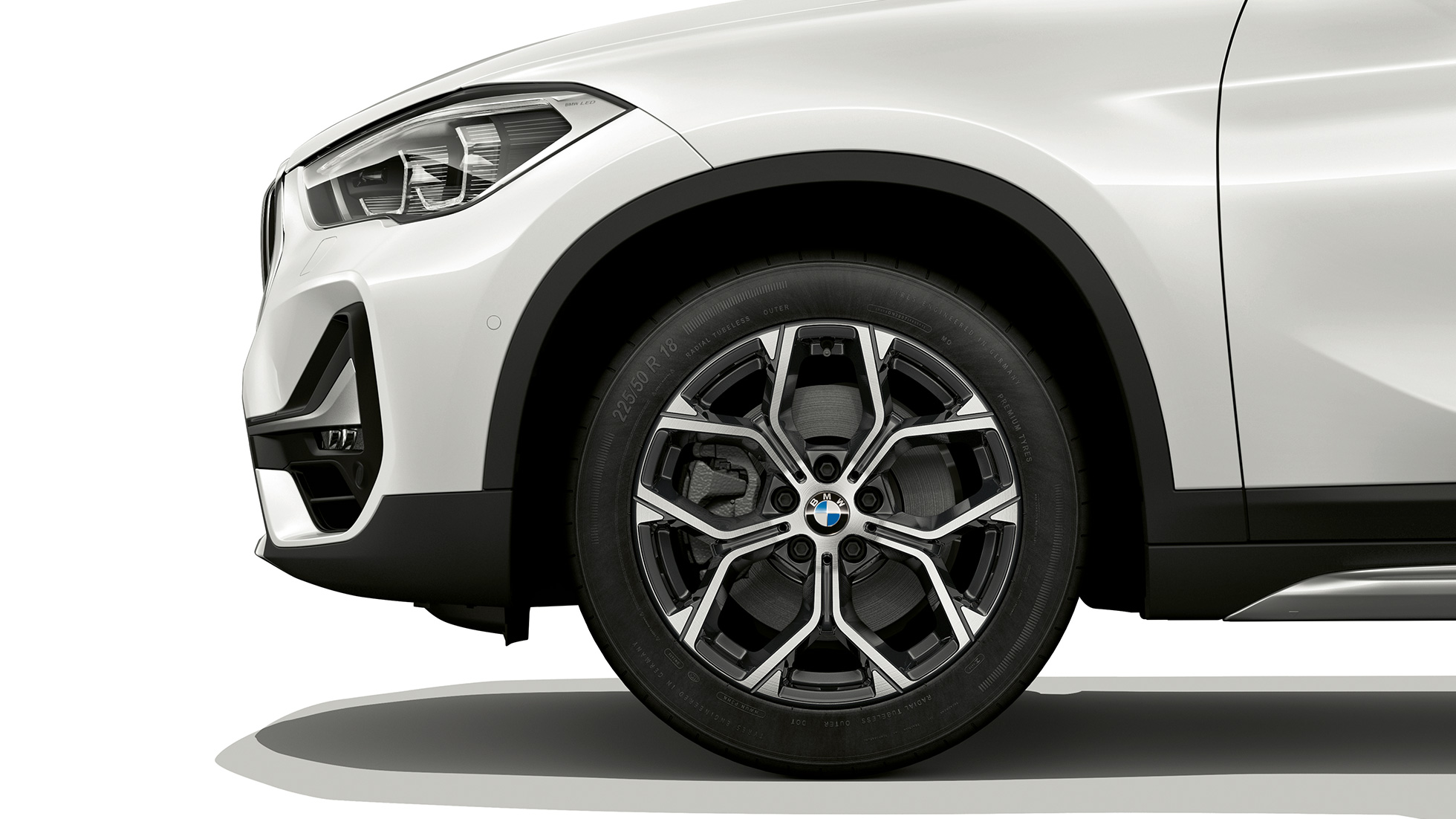 BMW X1 SUV, версия xLine: легкосплавный диск F48 BMW X1 SUV, версия xLine: вид сбоку, крупный план легкосплавного диска F48