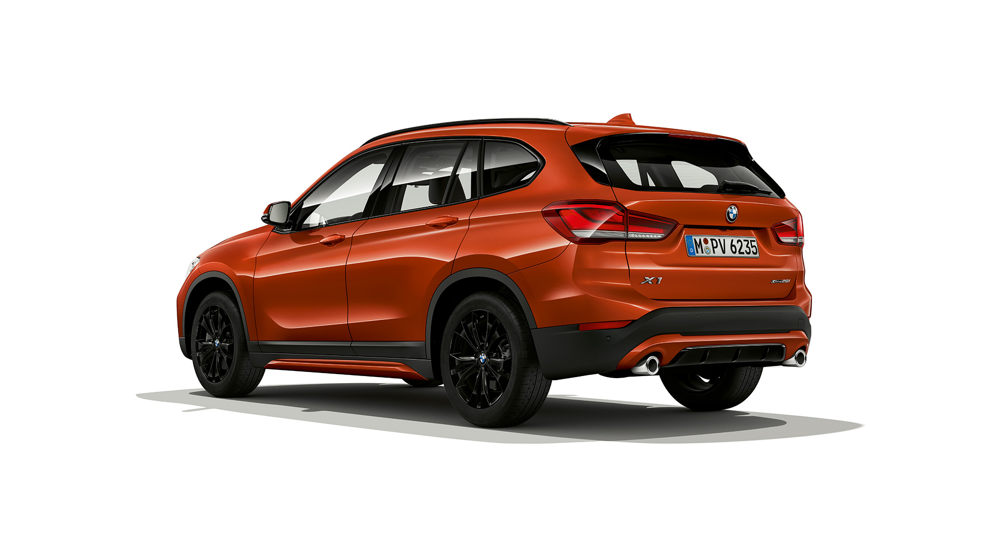 BMW X1 SUV, версия Sport Line: вид сзади с поворотом в три четверти F48 BMW X1 SUV, версия Sport Line: вид сзади с поворотом в три четверти, студийная фотография F48