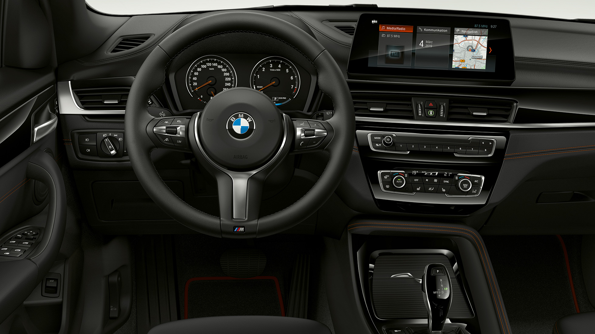 BMW X1 SUV, версия Sport Line: интерьер F48 BMW X1 SUV, версия Sport Line: фотография интерьера с акцентом на кокпит F48