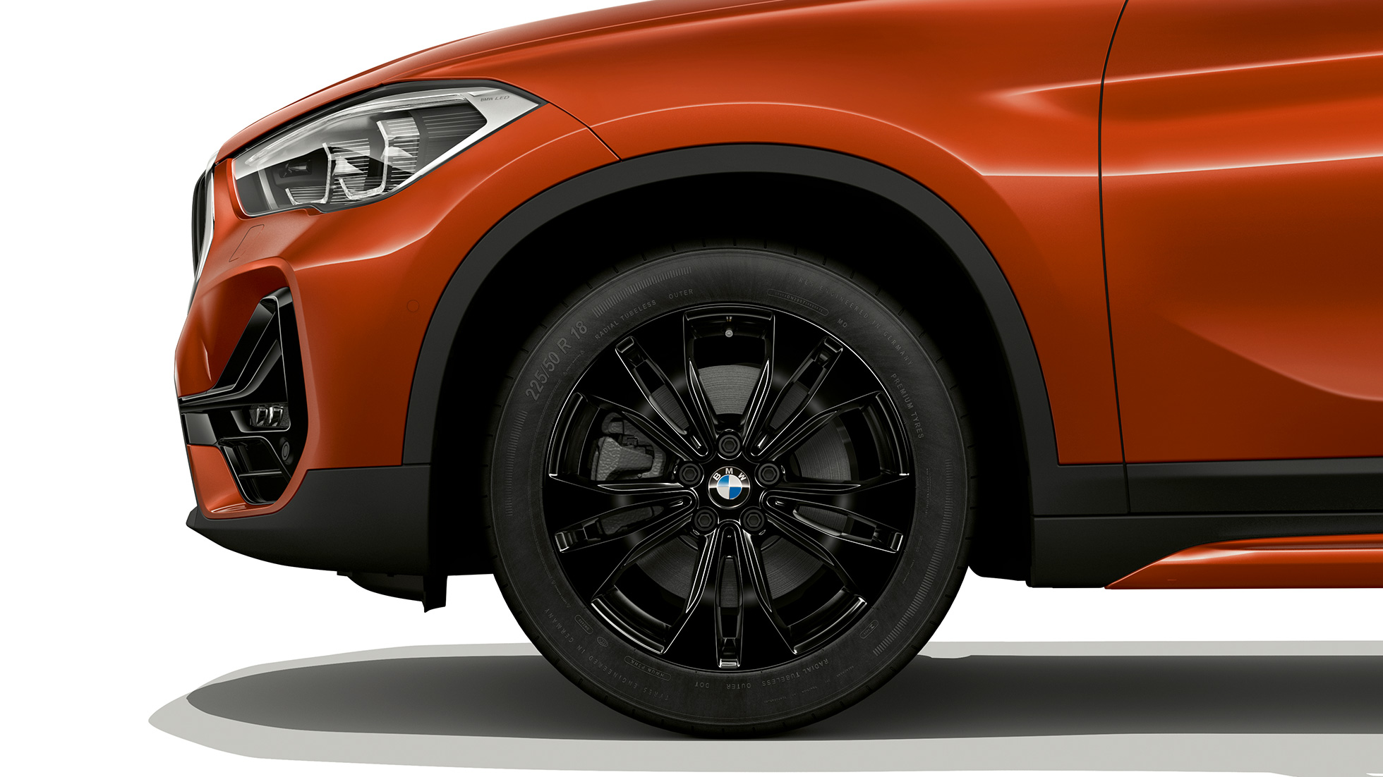 BMW X1 SUV, версия Sport Line: легкосплавный диск F48 BMW X1 SUV, версия Sport Line: вид сбоку, крупный план легкосплавного диска F48