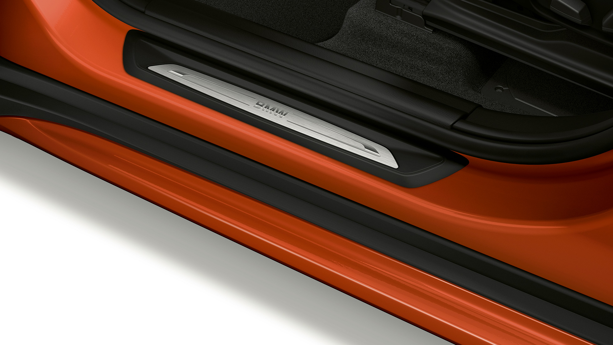 BMW X1 SUV, версия Sport Line: порог F48 BMW X1 SUV, версия Sport Line: вид сбоку, крупный план порога F48