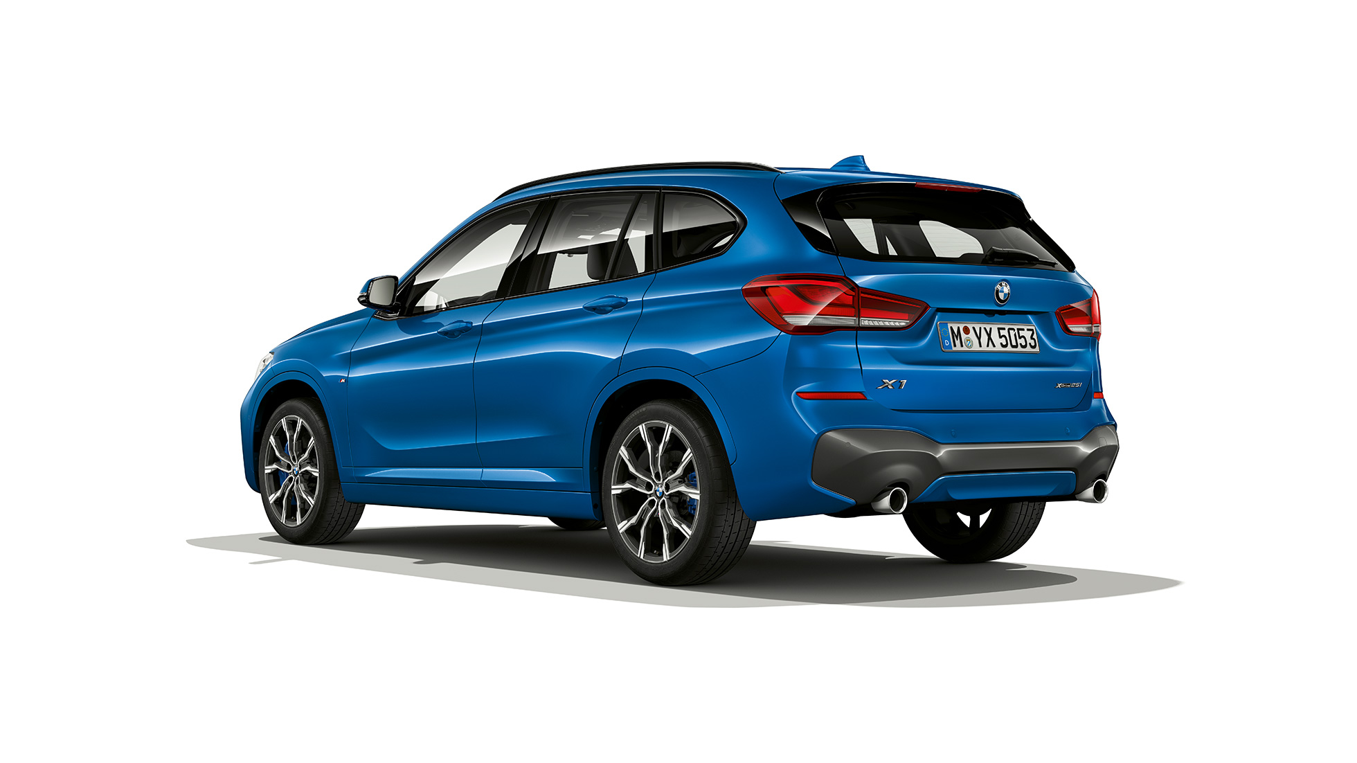 BMW X1 SUV, версия M Sport: вид сзади с поворотом в три четверти F48 BMW X1 SUV, версия M Sport: вид сзади с поворотом в три четверти, студийная фотография F48
