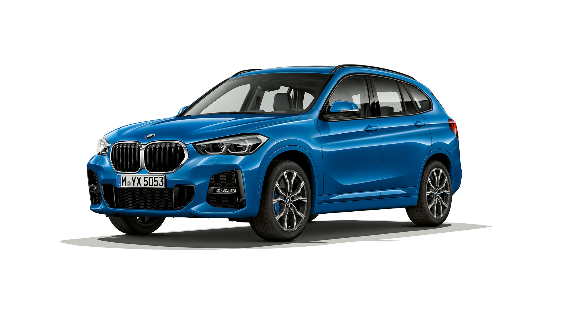 BMW X1 SUV, версия M Sport: вид спереди с поворотом в три четверти F48 BMW X1 SUV, версия M Sport: вид спереди с поворотом в три четверти, студийная фотография F48