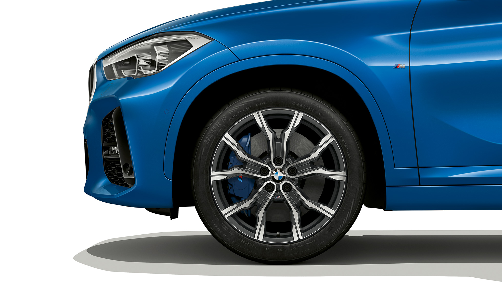 BMW X1 SUV, версия M Sport: легкосплавный диск F48 BMW X1 SUV, версия M Sport: вид сбоку, крупный план легкосплавного диска F48