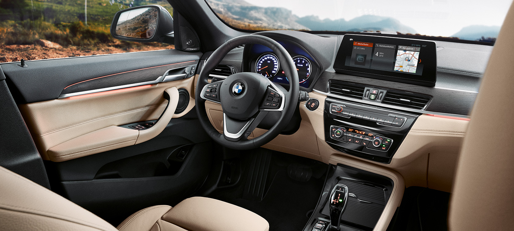 BMW X1 SUV, кокпит F48 BMW X1 SUV, фотография интерьера с акцентом на кокпит F48