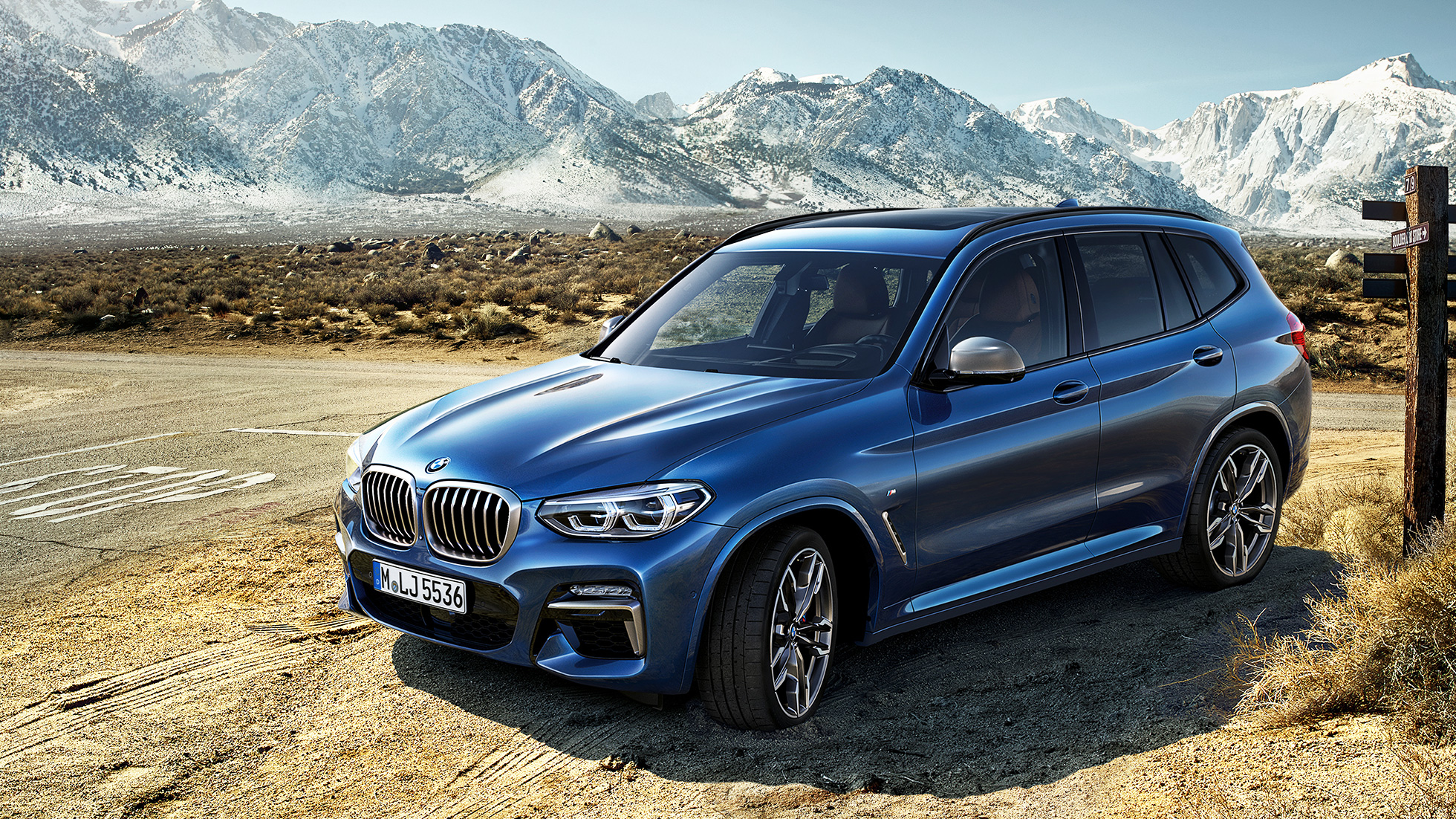 BMW X3 M40i, вид сбоку на фоне гор BMW X3 M40i, вид сбоку на фоне гор