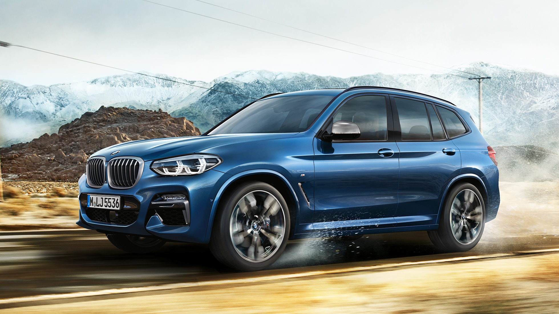 BMW X3 M40i, вид сбоку при движении в гору BMW X3 M40i, вид сбоку при движении в гору