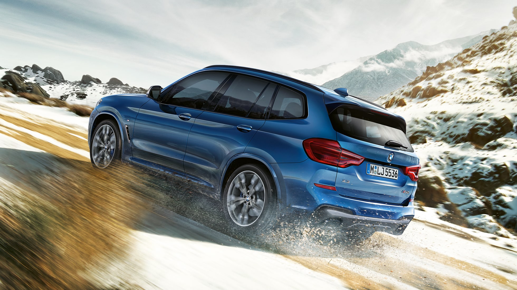 BMW X3 M40i при движении в гору BMW X3 M40i при движении в гору