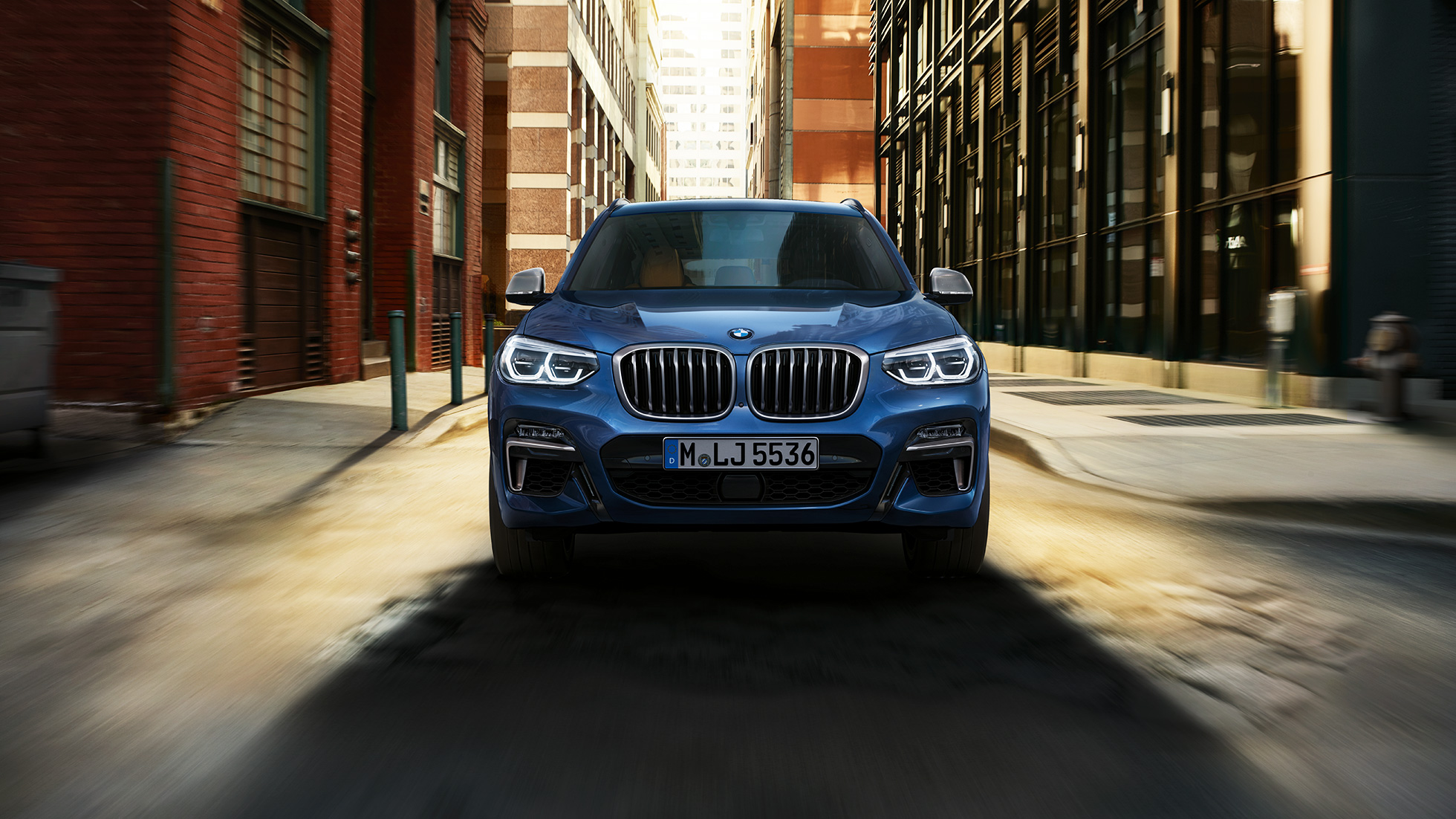 BMW X3 M40i, вид спереди BMW X3 M40i, вид спереди в городском среде