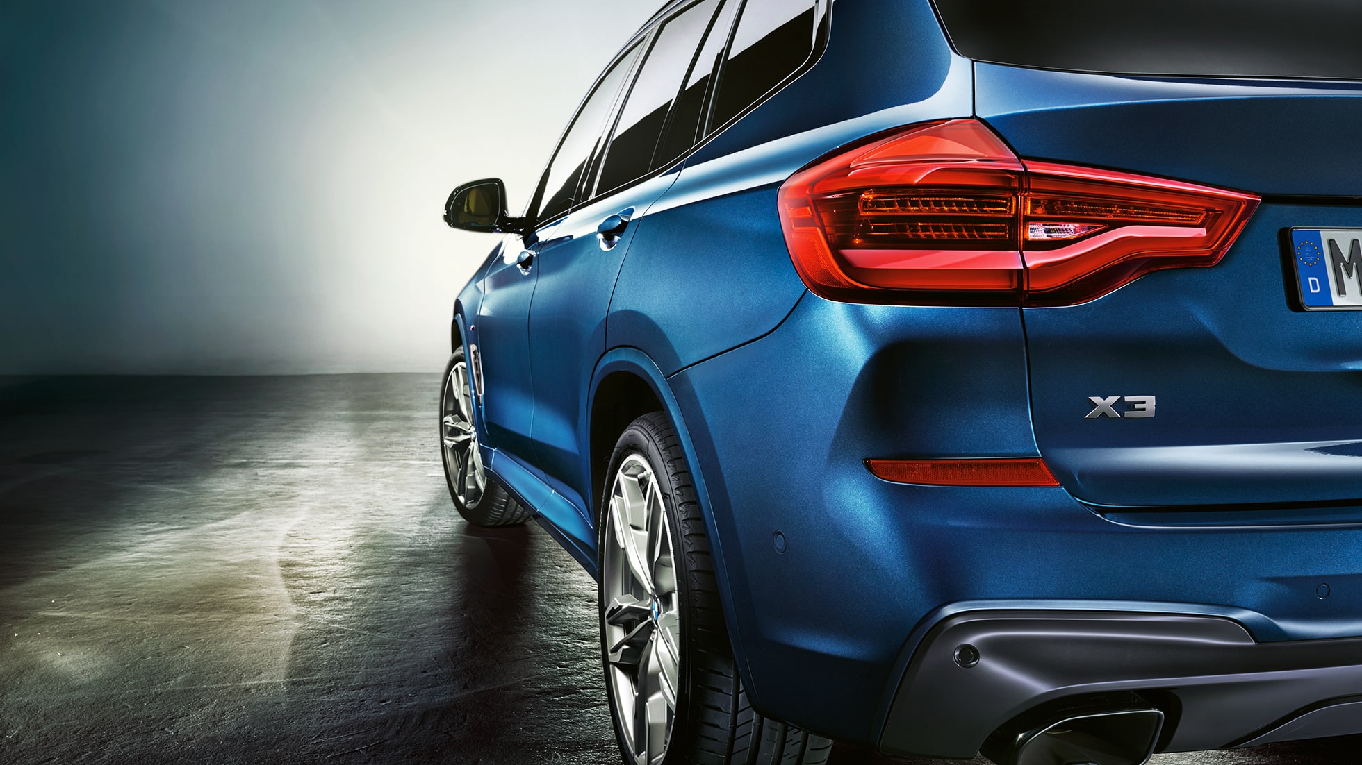 BMW X3 M40i вид сзади с разворотом в три четверти BMW X3 M40i вид сзади с разворотом в три четверти, со светодиодными задними фонарями