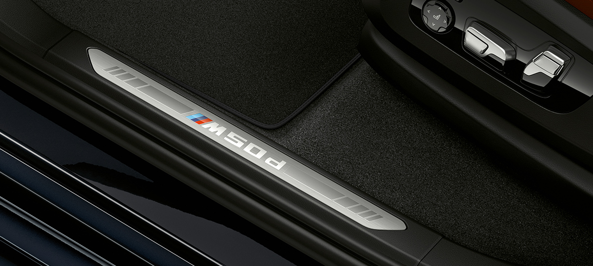 Накладки на дверные пороги BMW X5 M50d Накладки на дверные пороги BMW X5 M50d с надписью BMW Individual