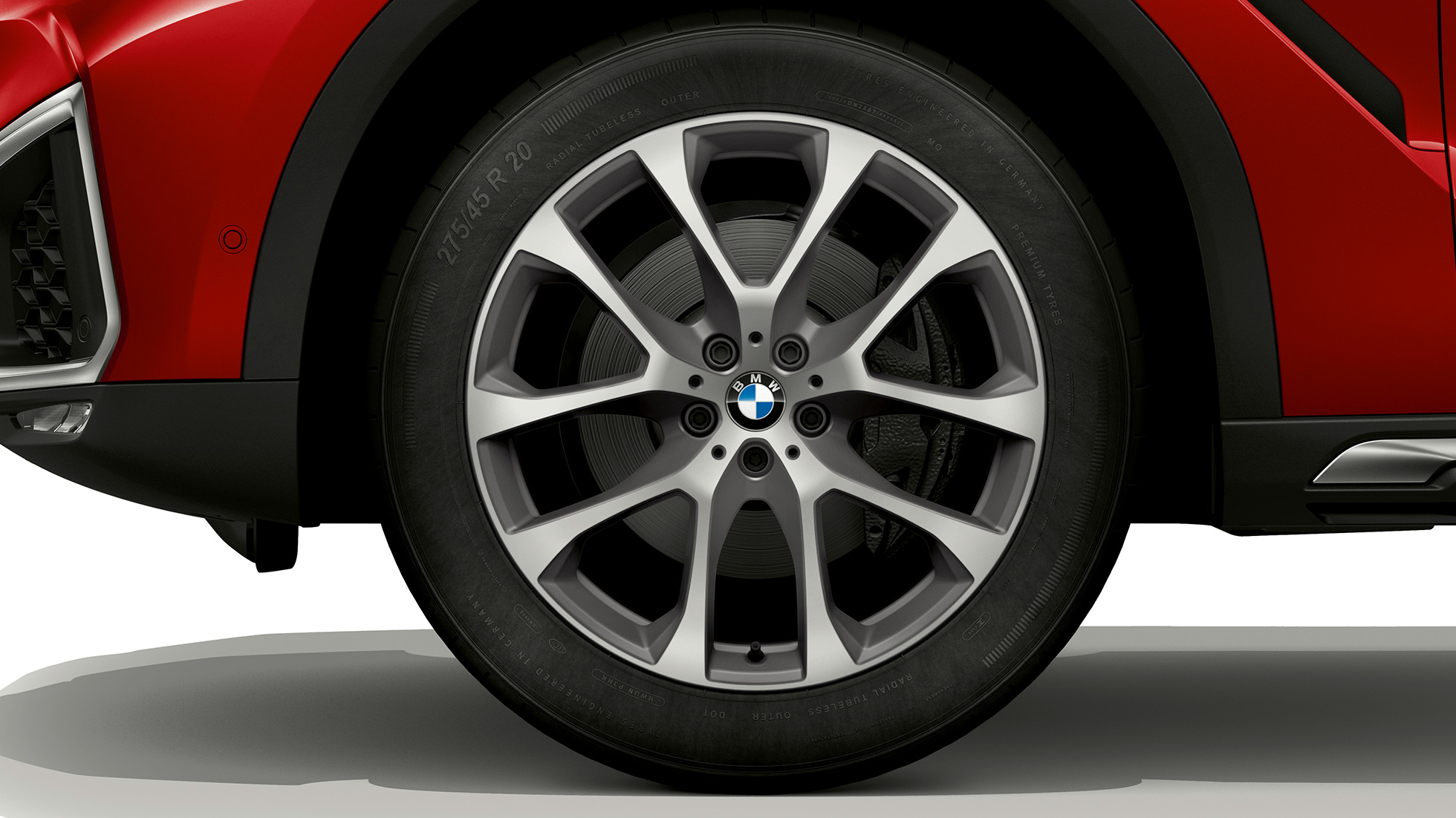 BMW X6 в версии BMW xLine, легкосплавный диск BMW X6 в версии BMW, фокусировка на легкосплавном диске