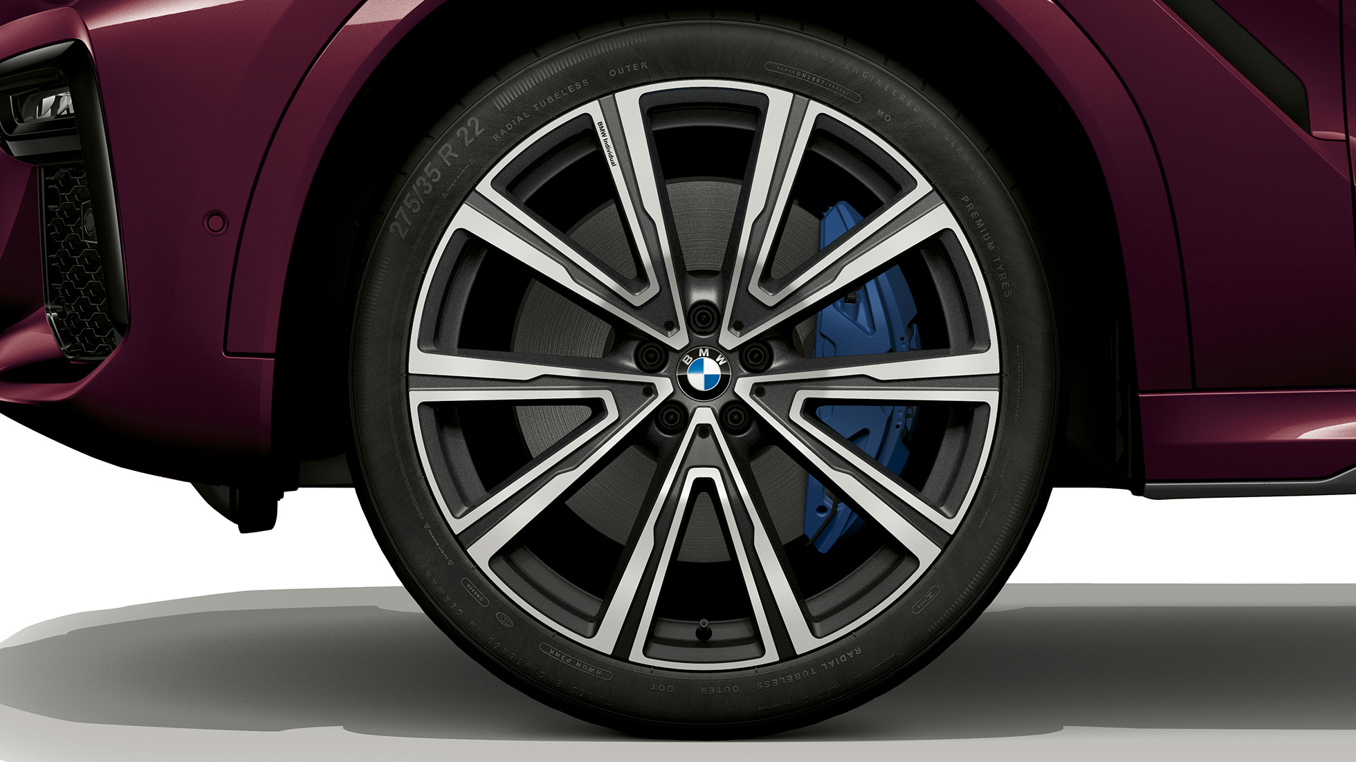 BMW X6 with BMW Individual, легкосплавный диск BMW X6 with BMW Individual фокусировка на легкосплавном диске