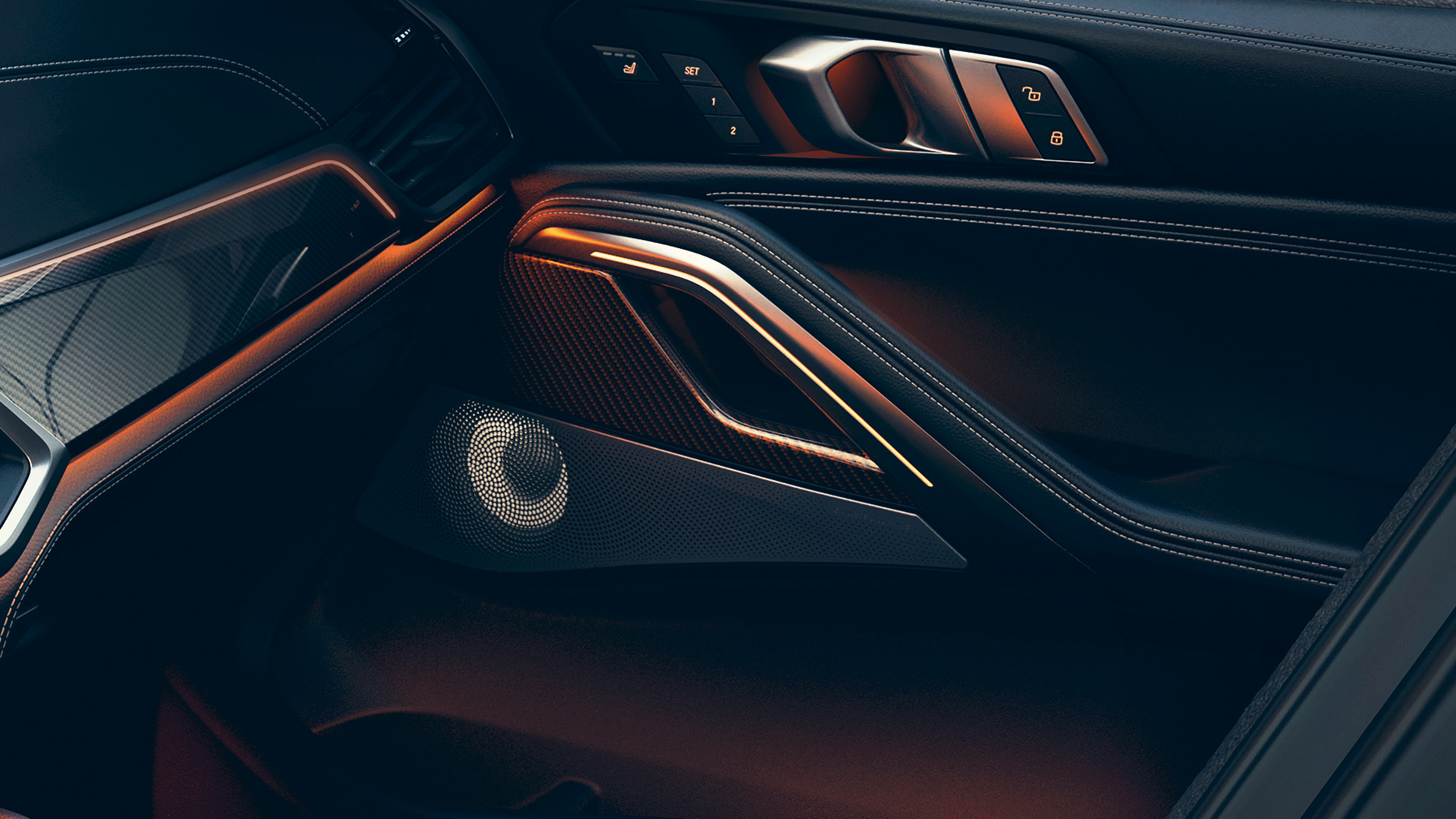 Динамик BMW X6 Интерьер BMW, крупный план с фокусировкой на динамике