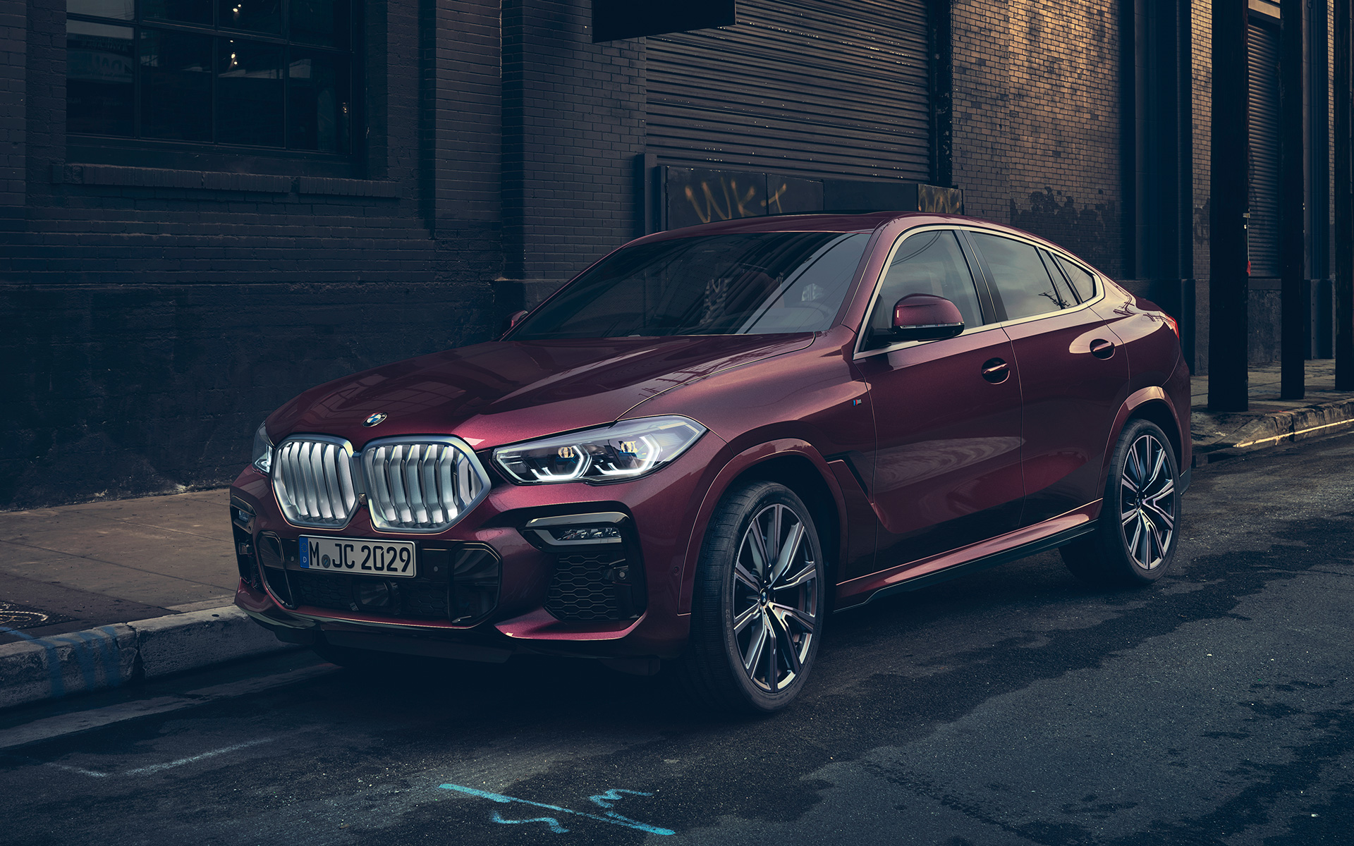 Вид спереди в три четверти BMW X6 – BMW Individual G06 2019 BMW X6 – BMW Individual G06 2019 "Аметрин металлик", вид спереди в три четверти