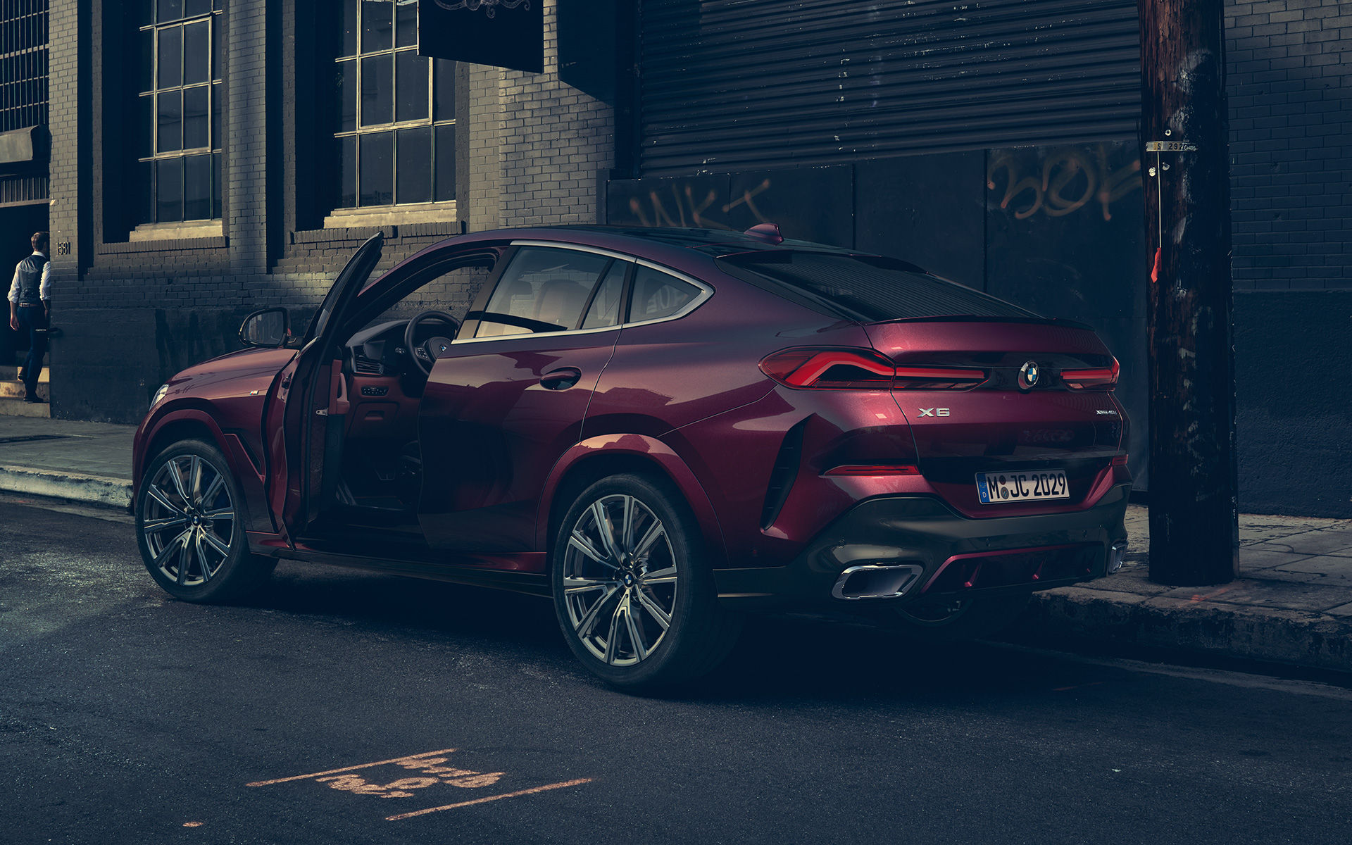 Вид сзади в три четверти BMW X6 – BMW Individual G06 2019 BMW X6 – BMW Individual G06 2019 "Аметрин металлик", вид сзади в три четверти