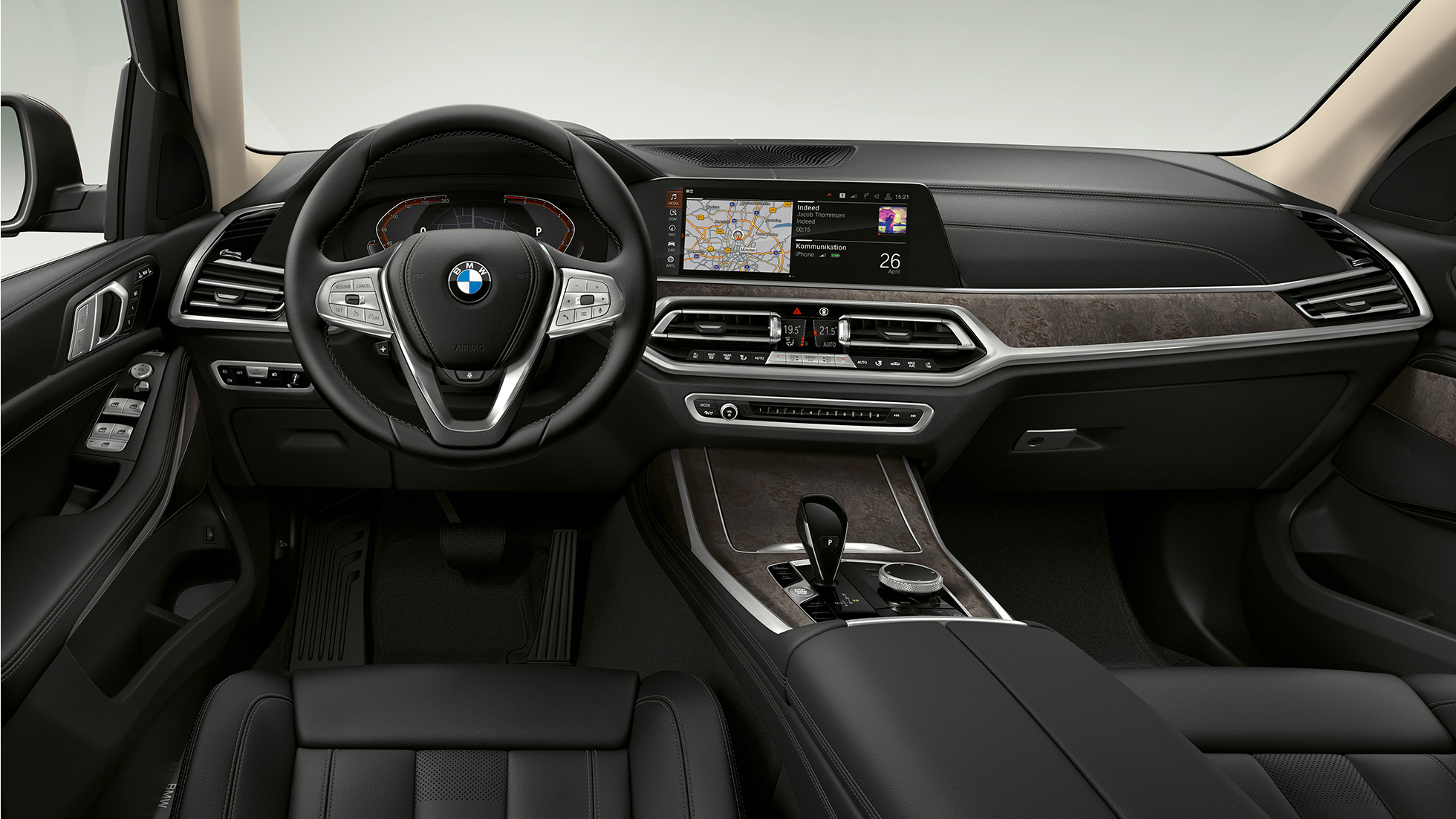 BMW X7 в стандартном оснащении: место водителя BMW X7 в стандартном оснащении: крупный план места водителя