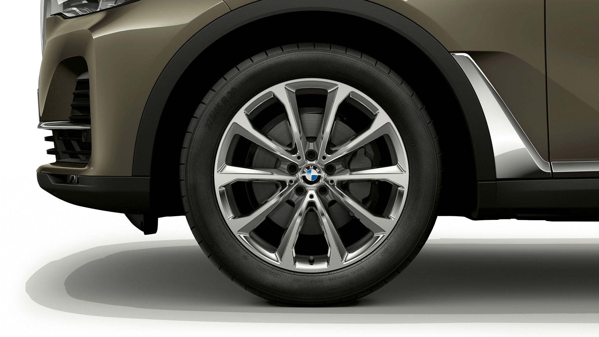 BMW X7 в стандартном оснащении: легкосплавный диск BMW X7 в стандартном оснащении: крупный план легкосплавного диска