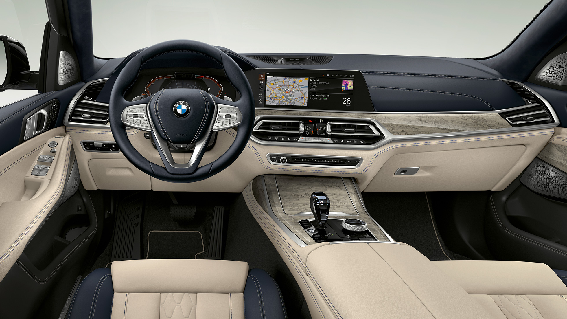 BMW X7 с пакетом Pure Excellence: место водителя BMW X7 с пакетом Pure Excellence: крупный план места водителя