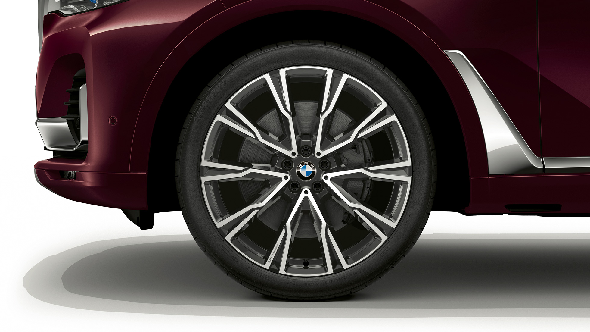 BMW X7 с пакетом M Sport: легкосплавный диск BMW X7 с пакетом M Sport: крупный план легкосплавного диска