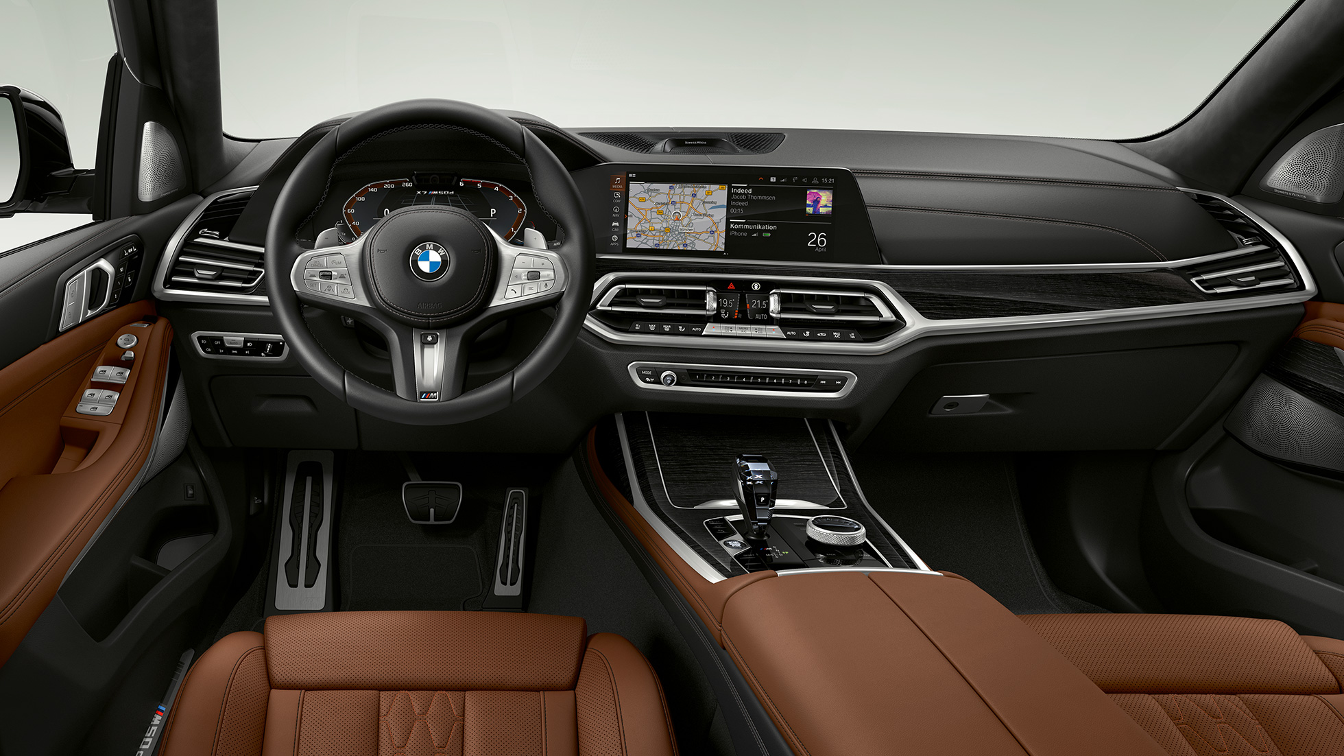 BMW X7 M50d: место водителя BMW X7 M50d: крупный план места водителя