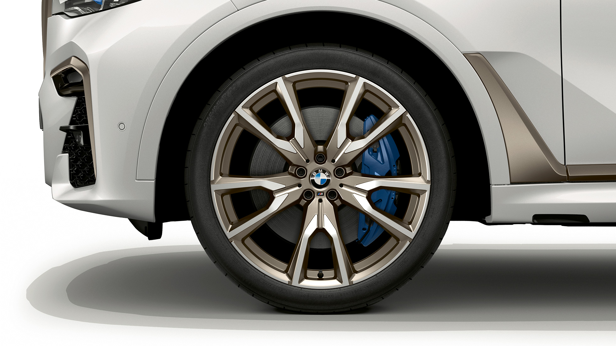 BMW X7 M50d: легкосплавный диск BMW X7 M50d: крупный план легкосплавного диска