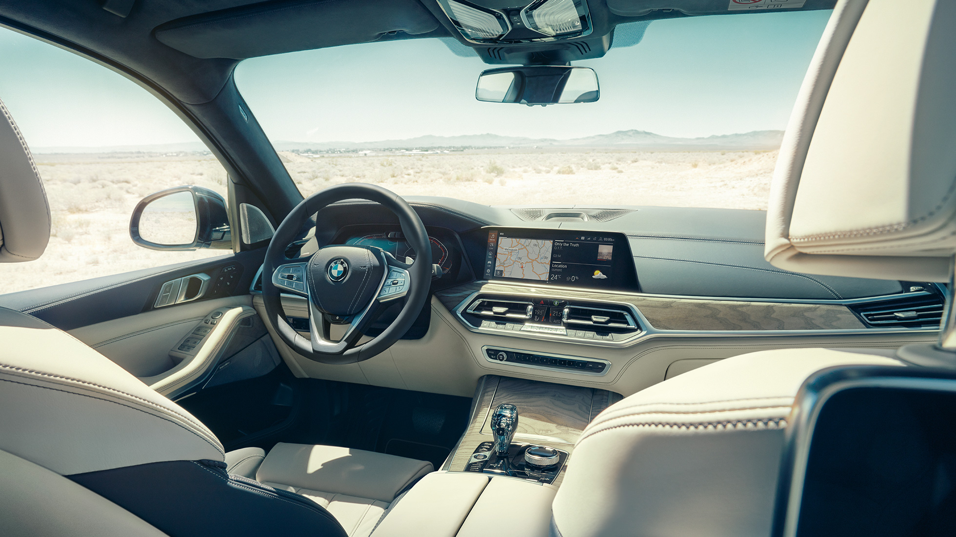 Приборная панель BMW Live Cockpit Professional SUV G07 Приборная панель BMW Live Cockpit Professional: вид сзади на первый ряд сидений с охватом рулевого колеса и панели приборов SUV G07