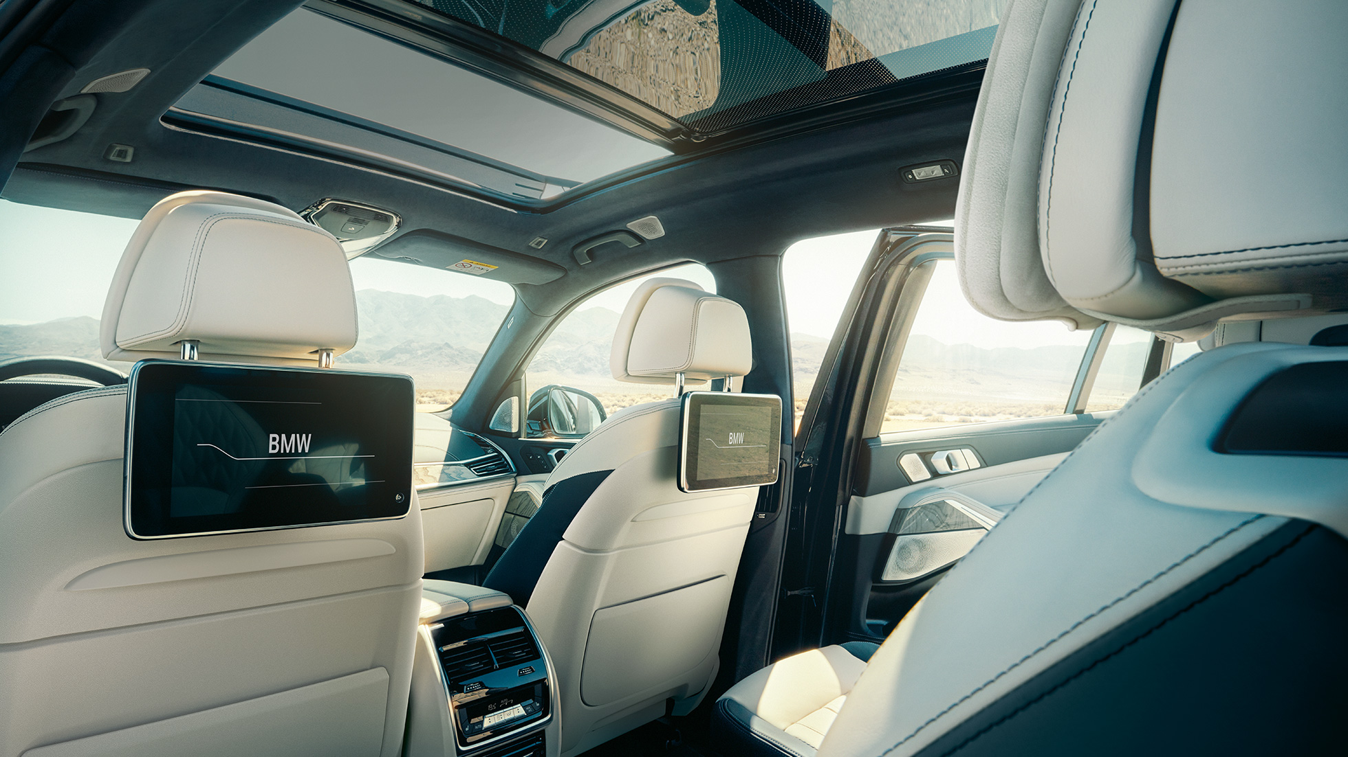 Интерьер BMW X7 Интерьер BMW X7: перспектива с третьего ряда сидений