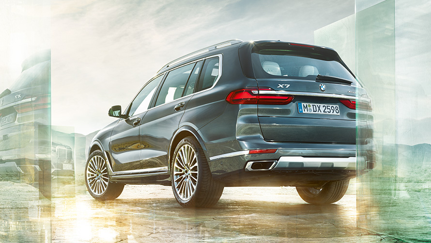 BMW X7 G07 2019, вид снизу сзади в три четверти