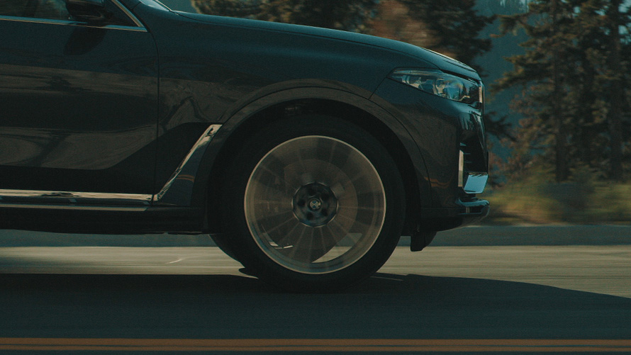 Адаптивная пневмоподвеска передней и задней оси BMW X7 G07 2019, вид сбоку спереди крупным планом