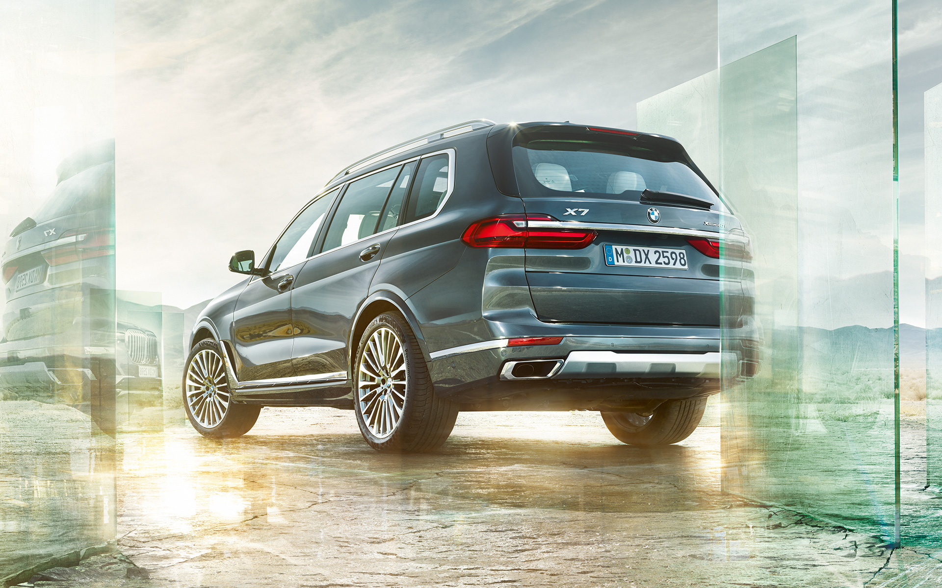 BMW X7 G07 2019, вид снизу сзади в три четверти