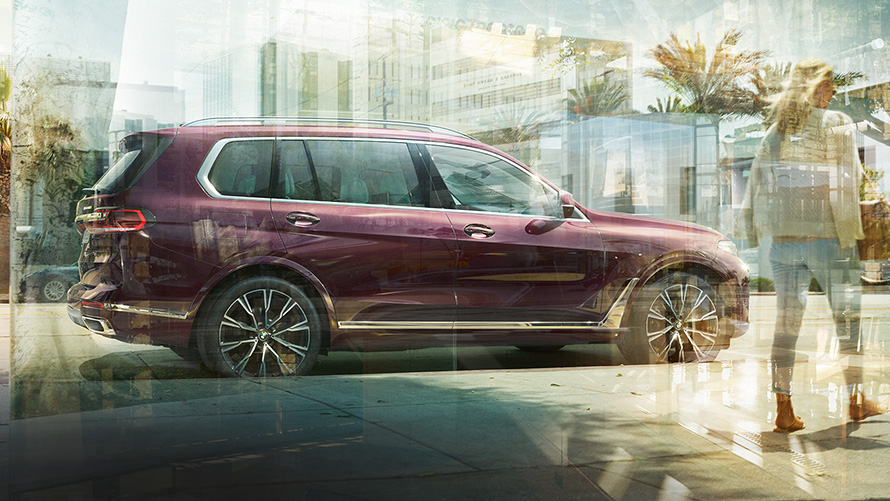 BMW X7 Individual xDrive40i G07 2018 &quot;Аметрин металлик&quot;, вид сбоку на парковке в городе