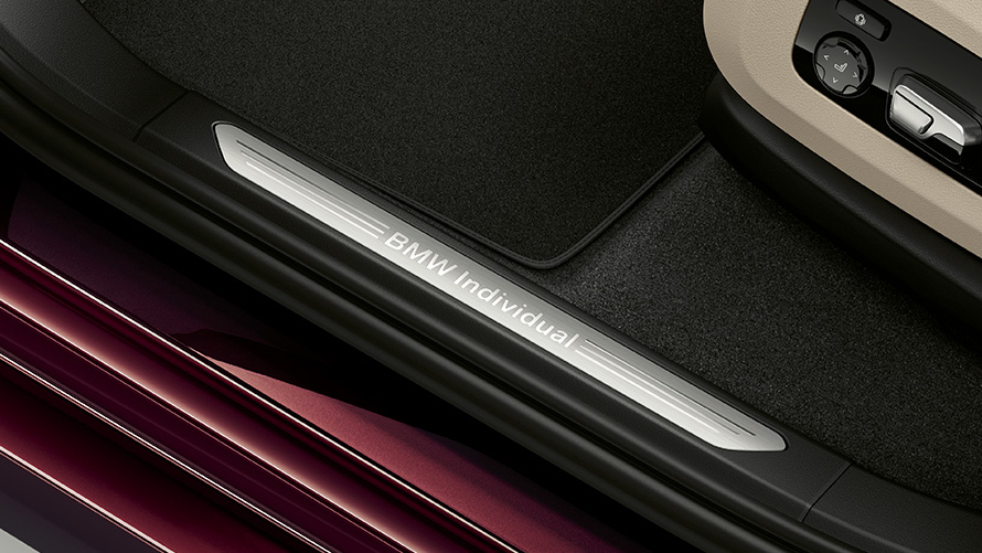 BMW X7 Individual xDrive40i G07 2018 &quot;Аметрин металлик&quot;, накладки на пороги с подсветкой и надписью &quot;BMW Individual&quot;