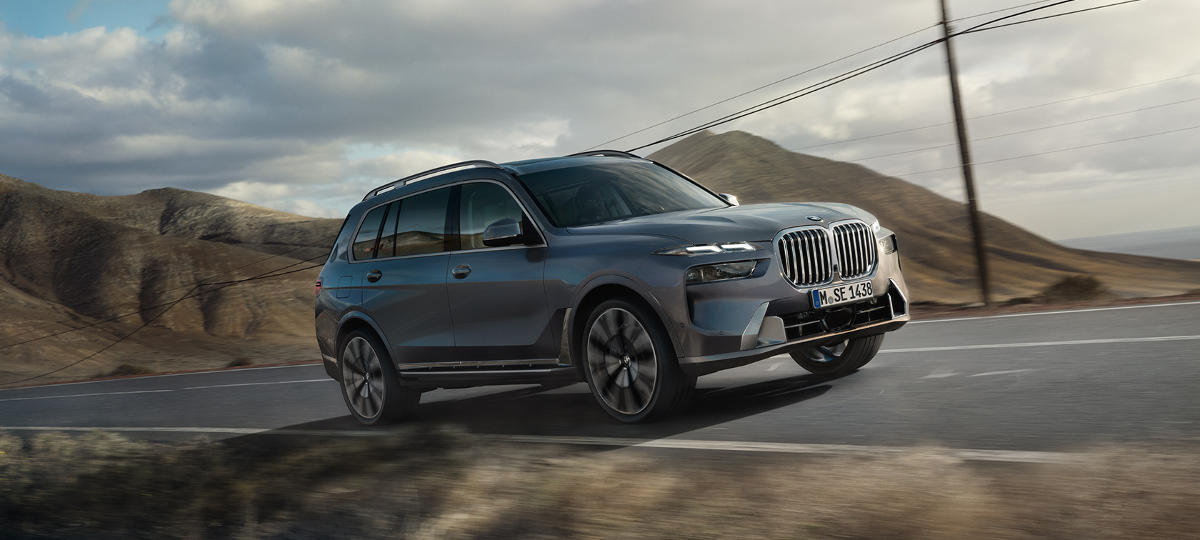 BMW X7 G07 LCI, вид спереди в три четверти, Искрящийся Медный Серый металлик, видео BMW X7 G07 LCI, вид спереди в три четверти, Искрящийся Медный Серый металлик, видео