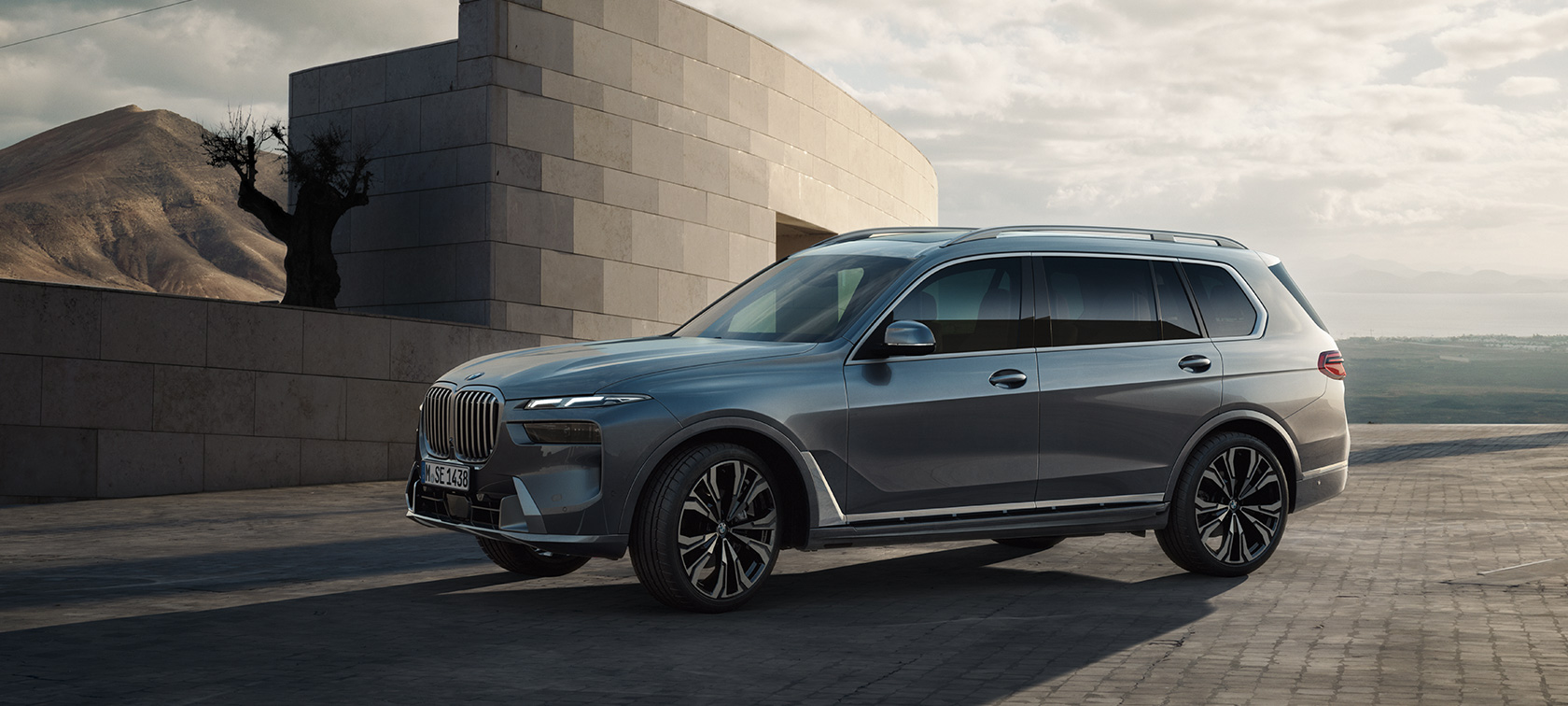 BMW X7 G07 LCI, вид сбоку, Искрящийся Медный Серый металлик, видео BMW X7 G07 LCI, вид сбоку в статике, Искрящийся Медный Серый металлик, видео