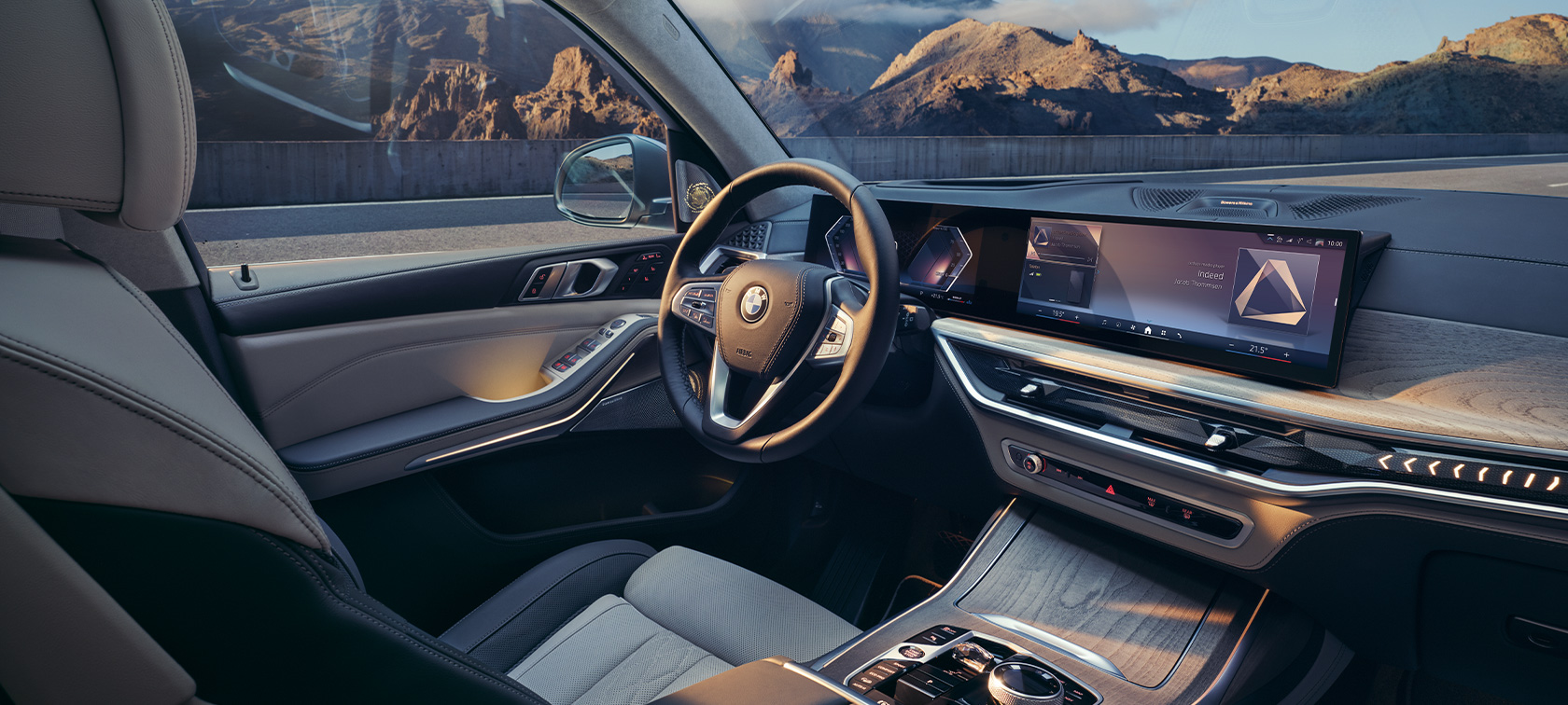 Вид кокпита со стороны пассажира, BMW X7 G07 LCI Вид кокпита с изогнутым дисплеем BMW Curved Display со стороны пассажира, BMW X7 G07 LCI
