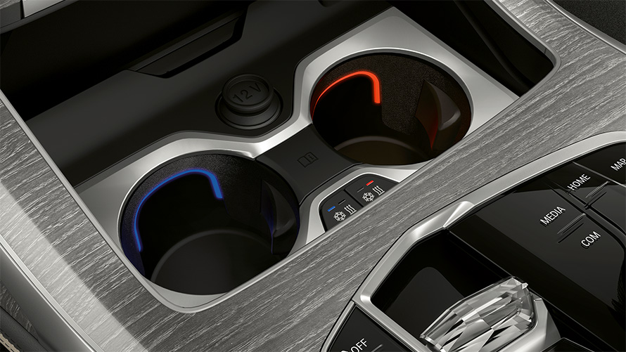 Пакет Comfort, передний подстаканник крупным планом, BMW X7 G07 LCI
