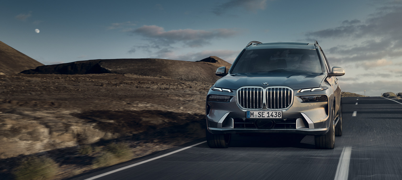 BMW X7 G07 LCI, вид спереди в движении, Искрящийся Медный Серый металлик