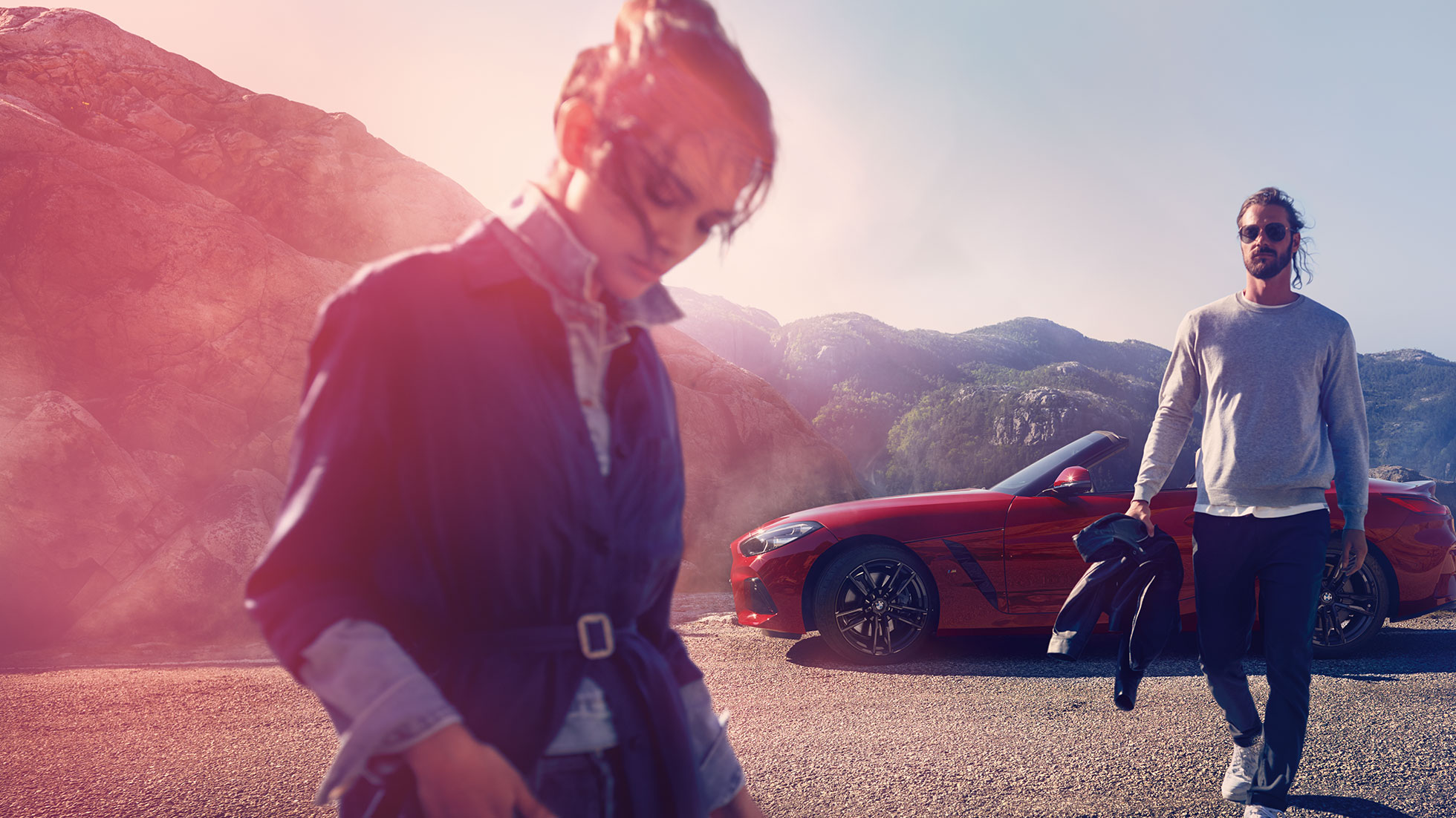 BMW Z4 Roadster на фоне горного пейзажа G29 Мужчина и женщина рядом с BMW Z4 Roadster на фоне горного пейзажа G29