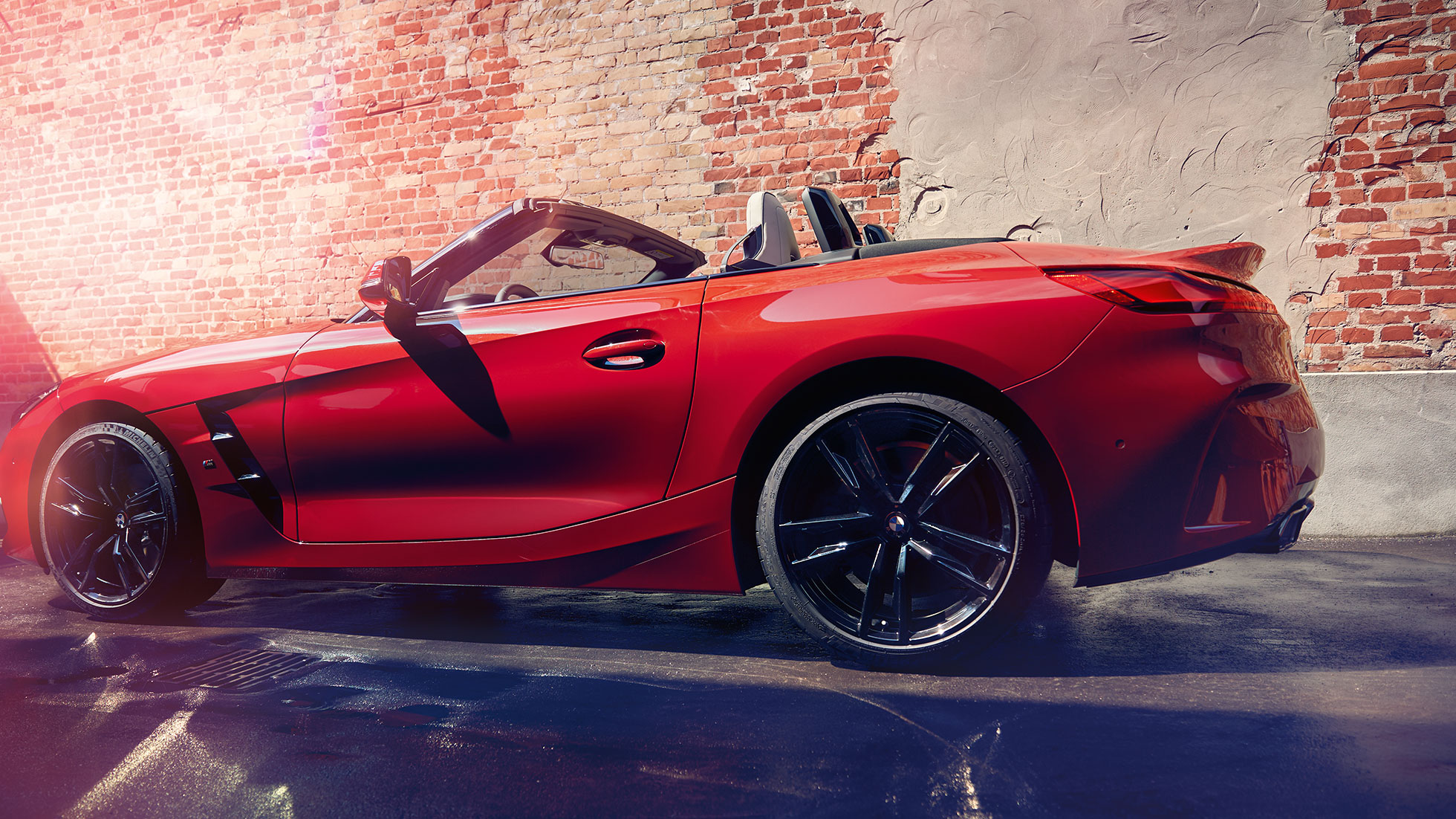 BMW Z4 Roadster, вид сбоку G29 BMW Z4 Roadster, вид сбоку на фоне кирпичной стены G29