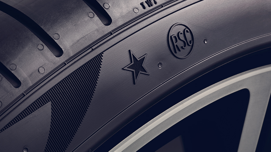 Крупный план дисков и шин BMW с маркировкой ЕС.