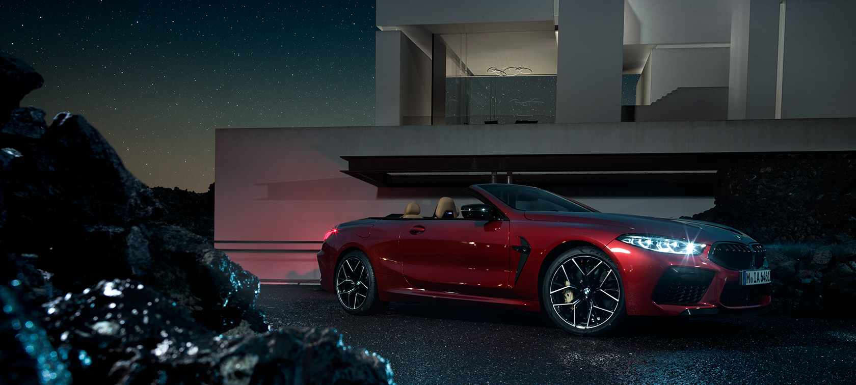 BMW M8 Competition Cabrio, вид на три четверти. BMW M8 Competition Cabrio, вид на три четверти около виллы