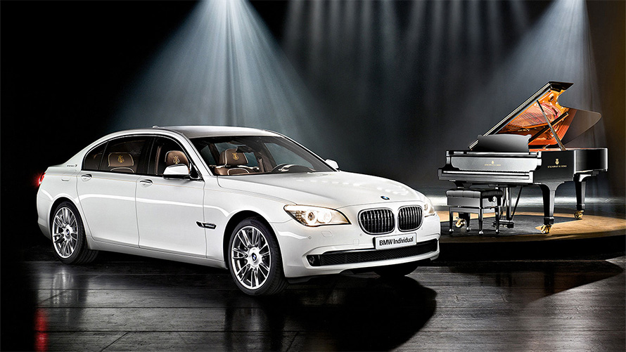 BMW 7 серии &ndash; BMW Individual Composition Steinway &amp; Sons F01 2010, вид сбоку в три четверти перед роялем