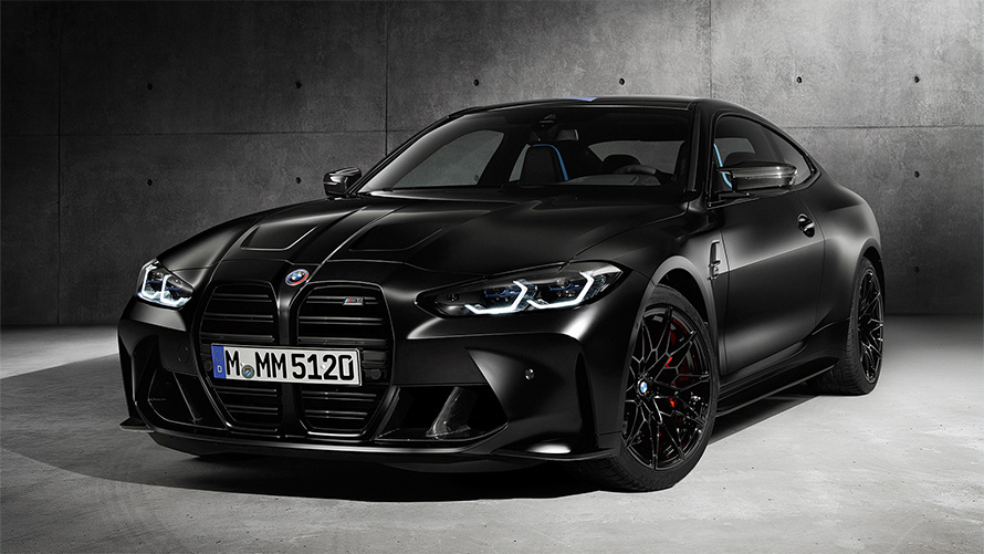 BMW M4 Competition Edition x KITH G82 2020, вид сбоку в три четверти на сером фоне